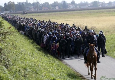  پلیس سوارکار و همکارانش گروهی از پناهندگان را در اسلوونی همراهی می‌کنند.