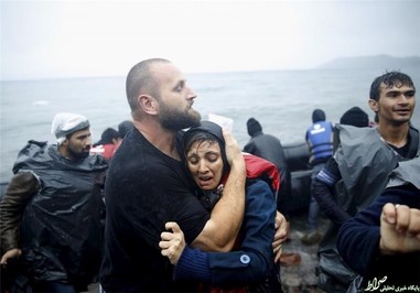  پناهندگانی که با قایق از ترکیه به جزیره لسبوس در یونان رسیدند.