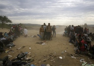  مهاجران و پناهندگان از مرز یونان با مقدونیه، در نزدیک روستای یونانی ایدومنی،‌ عبور می‌کنند.