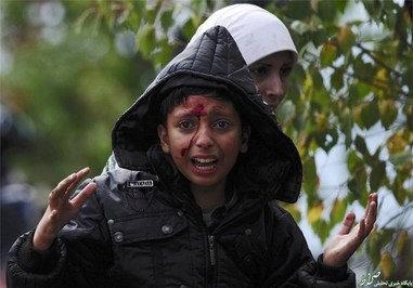  دختری گریان پس از اینکه از مرز یونان وارد مقدونیه شده است.