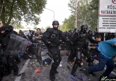  پلیس ضد شورش مجارستان به مهاجران در مرز با صربستان حمله می‌کند.