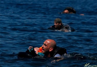  یک پناهجوی سوری در حال شنا به سمت جزیره لسبوس یونان پس از اینکه قایق آنها در 100 متری ساحل واژگون شد.