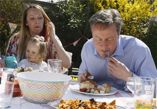  در این تصویر نیز دیوید کامرون، نخست‌وزیر انگلستان، با کارد و چنگال ساندیچ هات‌داگ می‌خورد.