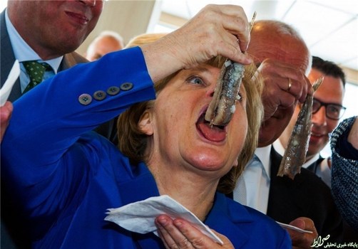  اما در این بین آنگلا مرکل، صدراعظم آلمان، سعی می‌کند یک ماهی را تقریباً درسته ببلعد.