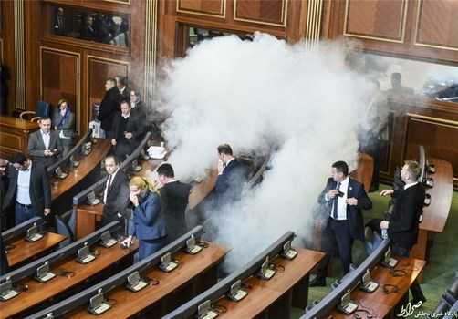  شلیک گاز اشک‌آور در پارلمان کوزوو