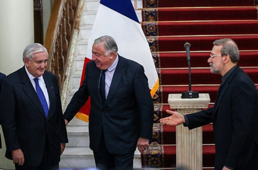 بیا باهاش دست بده لاریجانیه ترس نداره