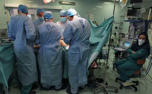 مسئول کشیدن نخ بخیه!