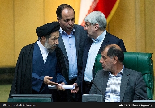  محمدرضا باهنر، نایب رئیس مجلس نهم که پس از هفت دوره نمایندگی در انتخابات ثبت نام نکرد