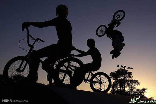 جوانان در حال تمرین مهارت های دوچرخه سواری (AP)