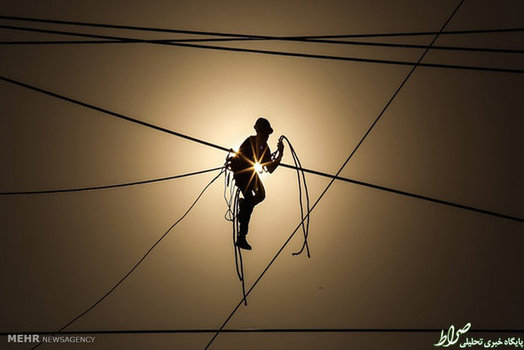 تعمیر سیم های برق در هند (EPA)