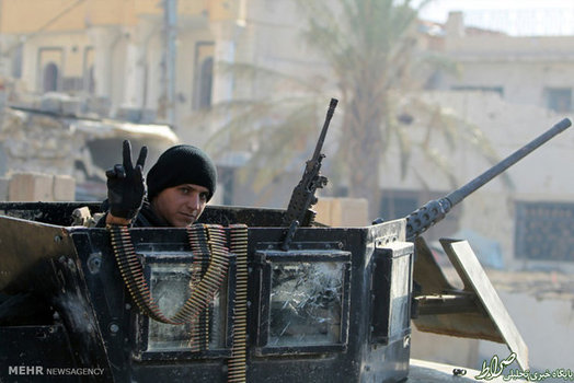 سرباز عراقی در مصاف با گروه تروریستی داعش (AFP)