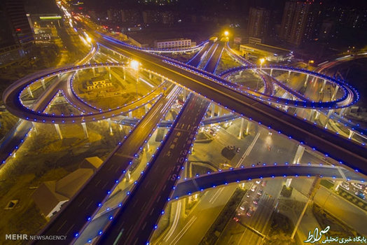 پل های محل تقاطع دو اتوبان در شب مه آلود استان «جنان چین» (Reuters)