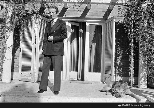  1-شاپور بختیار در منزل شخصی و در کنار سگ دست آموز خویش