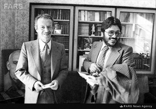  2- علیرضا نوری زاده سیاسی نویس روزنامه اطلاعات درگفت وگو با شاپور بختیار درآغازین روزهای صدارت وی