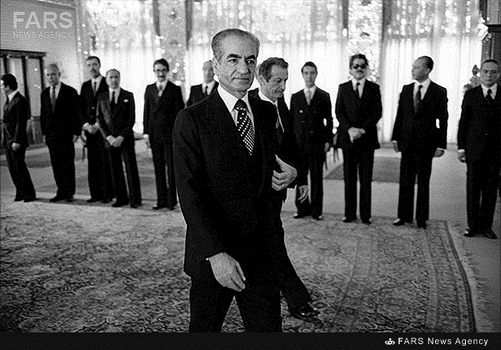 3- شاپور بختیار در مراسم معرفی وزرای خویش به محمدرضا پهلوی