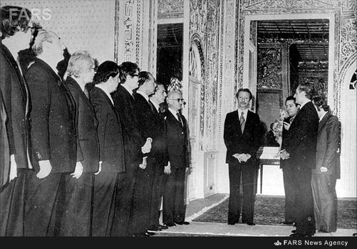 4- شاپور بختیار در مراسم معرفی وزرای خویش به محمدرضا پهلوی