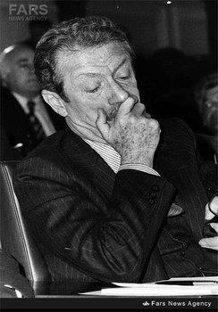 5- شاپور بختیار در جلسه معرفی وزرای خویش به مجلس شورای وقت