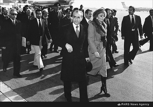 6. -26 دی 1357. شاپور بختیار درمراسم بدرقه محمدرضا پهلوی در سفر بی بازگشت وی