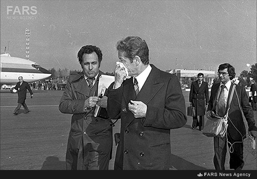 7 . 26 دی 1357. شاپور بختیار پس از بدرقه محمدرضا پهلوی در سفر بی‌بازگشت وی