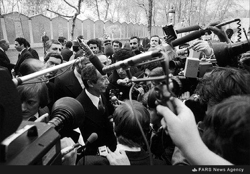 9- دی ماه 1357. شاپور بختیار در جمع خبرنگاران، در دوران کوتاه تصدی نخست وزیری