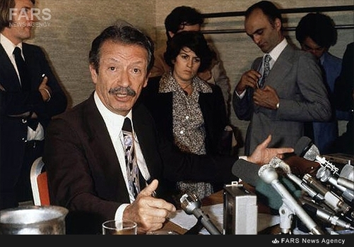 10- شاپور بختیاردرجمع خبرنگاران پس از فرار از ایران