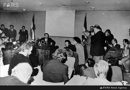 11- شاپور بختیاردرجمع خبرنگاران پس از فرار از ایران