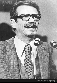 12- شاپور بختیاردرجمع خبرنگاران پس از فرار از ایران