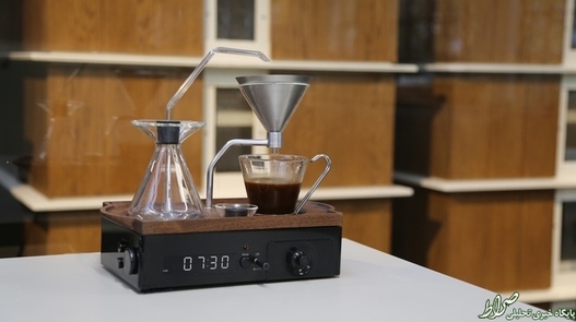 این ساعت رباتی که شما را با درست کردن یک فنجان قهوه بیدار می‌کند.     