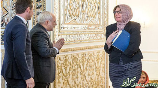  این بنده خدا مونده تو ایران چه جوری با خانم ها احوال پرسی می کنن، هر کی یه طوریه