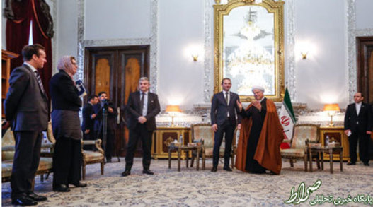  این بنده خدا مونده تو ایران چه جوری با خانم ها احوال پرسی می کنن، هر کی یه طوریه