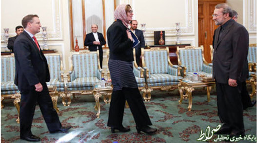  این بنده خدا مونده تو ایران چه جوری با خانم ها احوال پرسی می کنن، هر کی یه طوریه