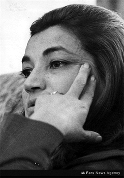 1-اشرف پهلوی در حاشیه یکی از گفت‌وشنودهای مطبوعاتی