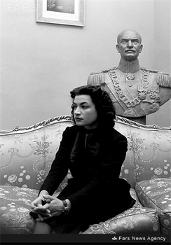 3- اشرف پهلوی در کنار مجسمه رضاخان