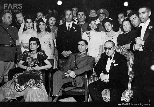 5- اشرف پهلوی در کنار برادرش و احمد قوام معروف به «قوام السلطنه»