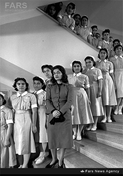 6- اشرف پهلوی در کنار برخی دانش آموزان یکی از مدارس تهران