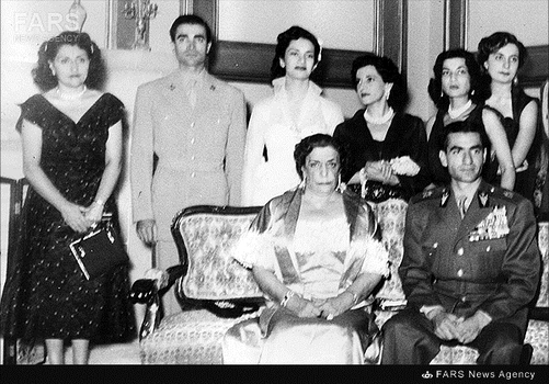 7- اشرف پهلوی در کنار مادر،برادران،خواهران و برخی اعضای خانواده