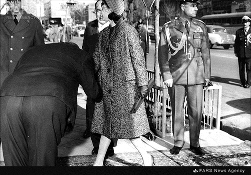 8- اشرف پهلوی در حاشیه یکی از بازدیدهای خود دردهه 30