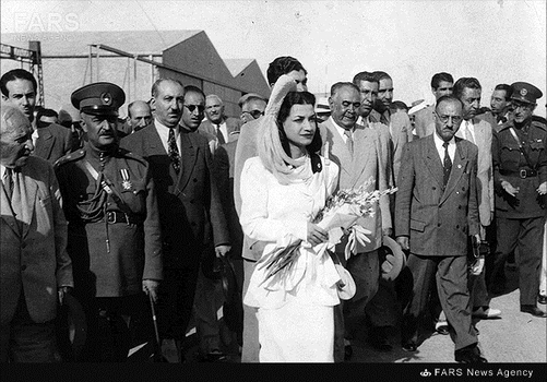 9- اشرف پهلوی درحاشیه یکی از بازدیدهای خود دردهه 30