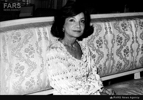 10- اشرف پهلوی در حاشیه یکی از گفت‌و‌شنود‌های مطبوعاتی