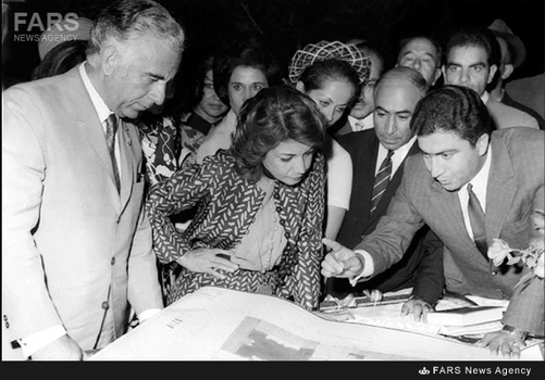 11- اشرف پهلوی در حاشیه یکی از بازدیدهای خود در دهه 40