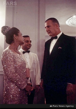 12- اشرف پهلوی در حاشیه یکی از میهمانی‌های دربار