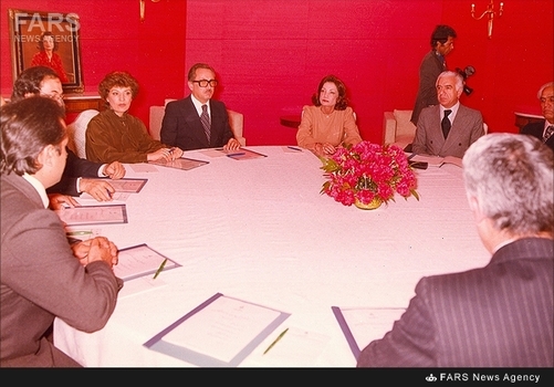 14- اشرف پهلوی در حاشیه یکی از جلسات با همکارانش در دهه 50