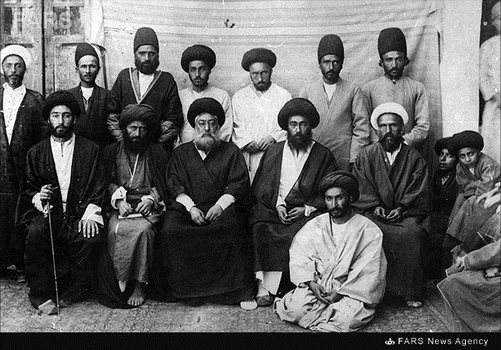 4- آیتالله سید محمد طباطبایی در کنار برادرش آیتالله سیداحمد طباطبایی و چند از اعضای خاندان طباطبایی