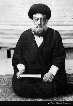 5- آیت الله سید محمد طباطبایی در منزل شخصی