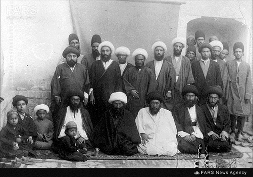 6- آیتالله سید احمد طباطبایی به اتفاق آیت الله سید محمدرضا طباطبایی در کنار آیت الله حاج میرزا احمد آشتیانی
