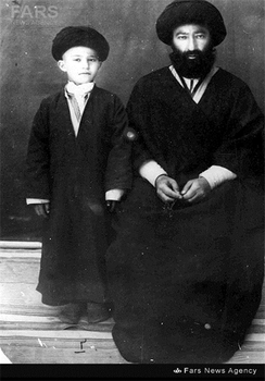 9- آیتالله سید اسدالله طباطبایی در کنار فرزندش
