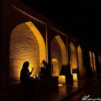 دوستان در حال وقت‌گذرانی روی سی‌و‌سه‌پل اصفهان، طولانی‌ترین پلِ زاینده‌رود که بیش از 400 سال پیش در دوران صفوی ساخته شده. عکس از مجتبی حیدری