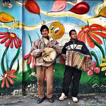 نوازنده‌های خیابانی در حال نواختنِ جلوی یک مهدکودک در تهران. عکس از ابوالفضل سلمان‌زاده