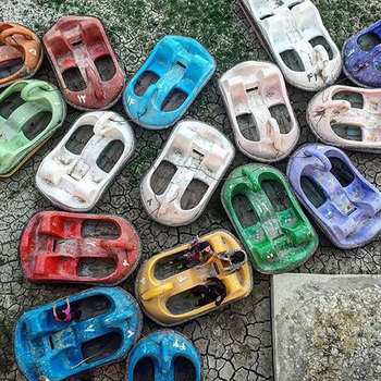 کودکان در حال بازی با قایق‌های پدالیِ زاینده‌رود خشکیده. عکس از عالیه سعادت