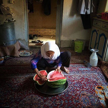 مادربزرگ عکاس در حال آماده کردن هندوانه برای نوه‌های‌ش که آخر هفته برای دیدن پدربزرگ‌و‌مادربزرگ‌شان در روستای خرانق، یزد آمده‌اند. عکس از محمدرضا آخوندی